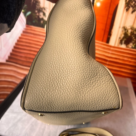 Tory Burch Robinson pebbled leather tote bag cream color with logo charm tag - Picture 8 of 17